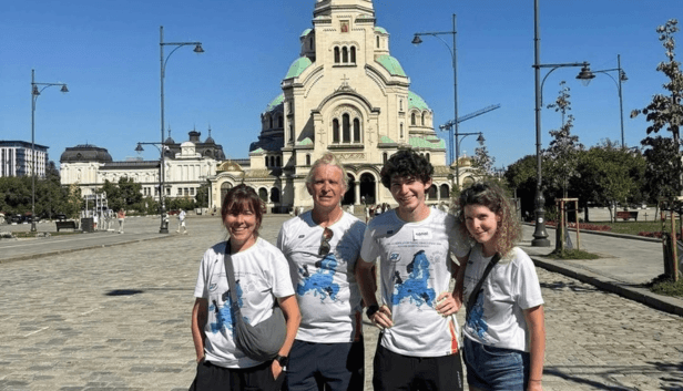 Hakaroa Vallée entouré de sa famille lors d'une étape de son défi des 27 capitales de l'Union européenne