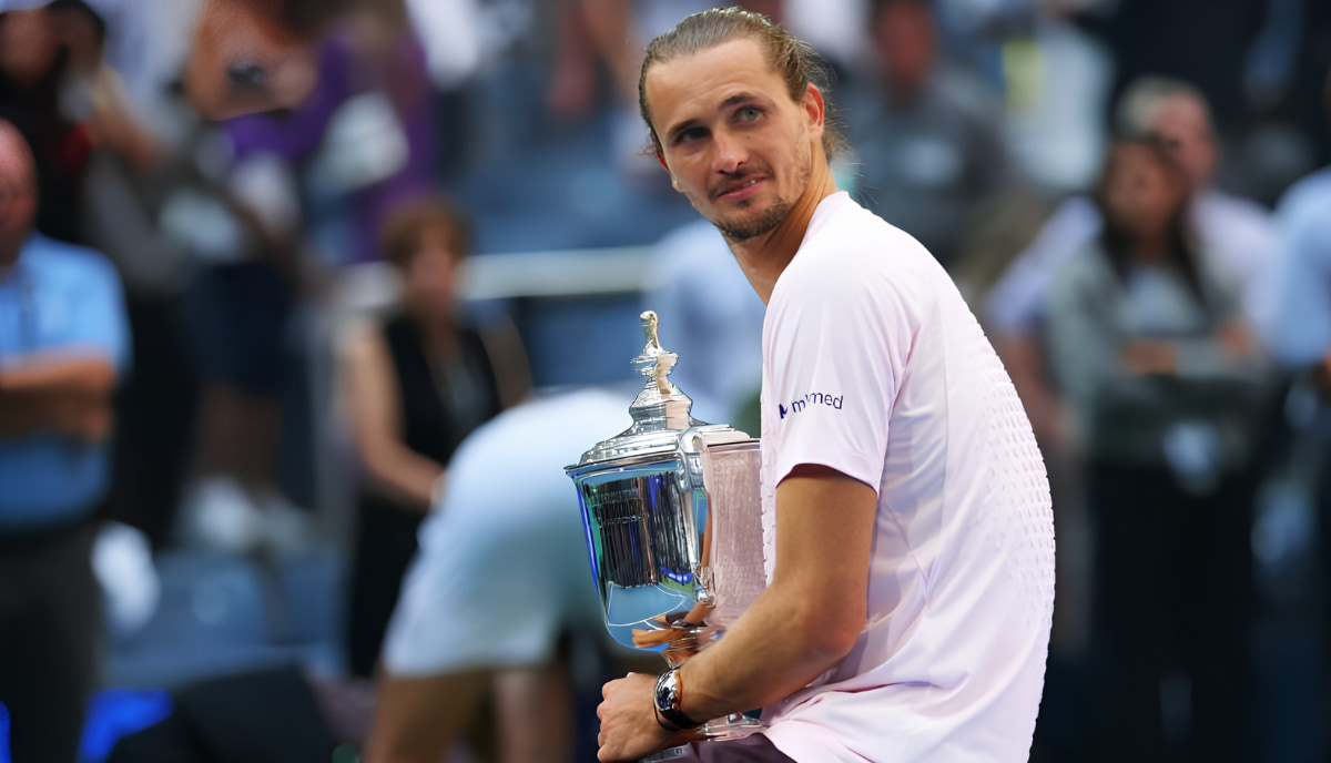 Alexander Zverev, diabétique de type 1, tient le trophée du simple messieurs de l'US Open 2026 après sa victoire en finale.